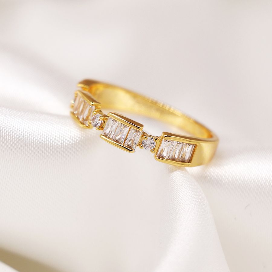 Gold plated elegant crystal set station ring – med/lge