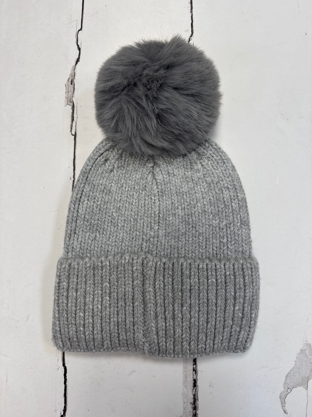 Ribbed hat with pom pom