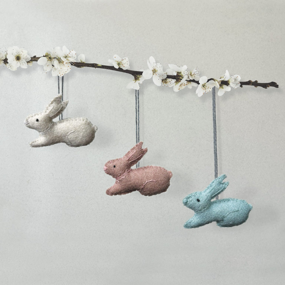 Sml hanging sitting rabbit-Cream