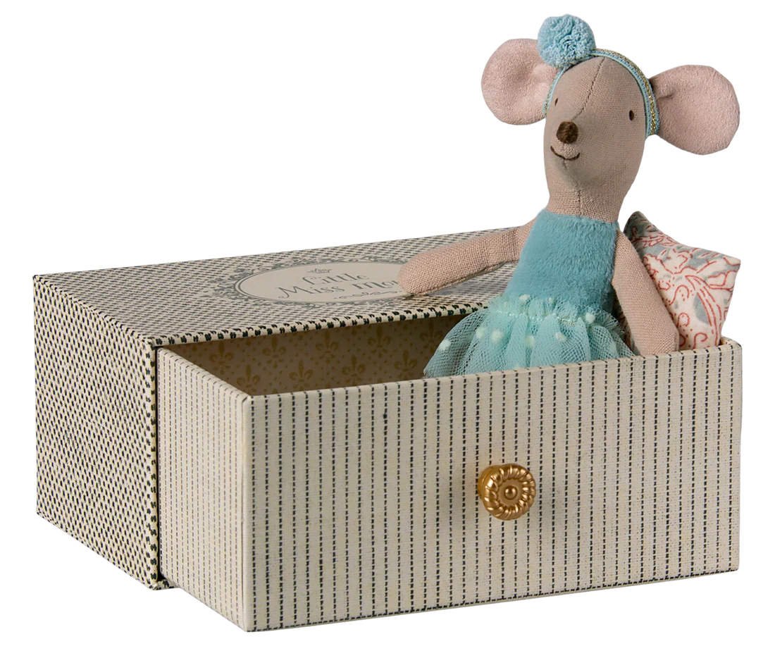 Dance mouse in daybed, Little sister