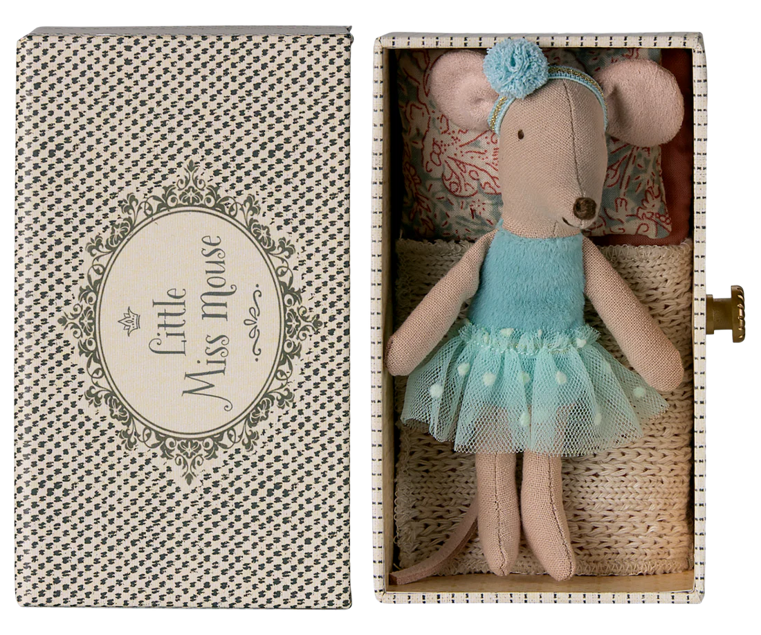 Dance mouse in daybed, Little sister