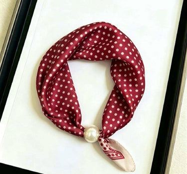 Satin scarf with magnetic pearl clasp: Beige