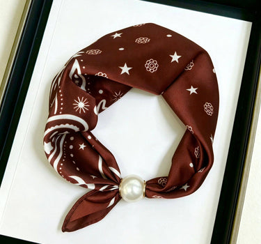 Satin scarf with magnetic pearl clasp: Vert