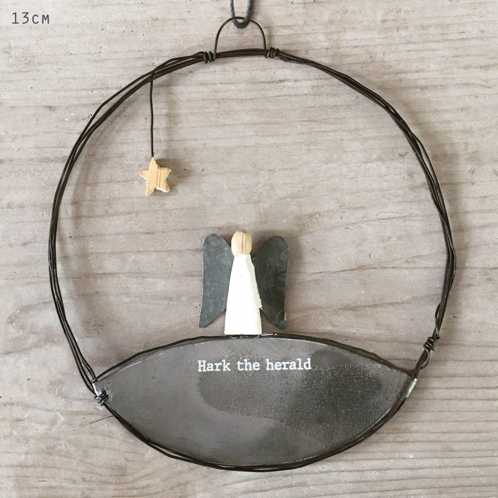 Lg rusty wire wreath-Angel