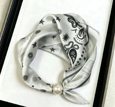 Satin scarf with magnetic pearl clasp: Vert