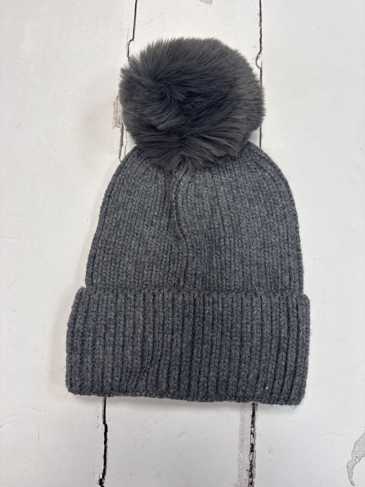 Ribbed hat with pom pom