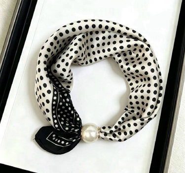 Satin scarf with magnetic pearl clasp: Beige