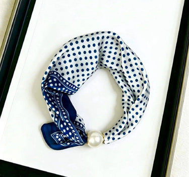 Satin scarf with magnetic pearl clasp: Beige