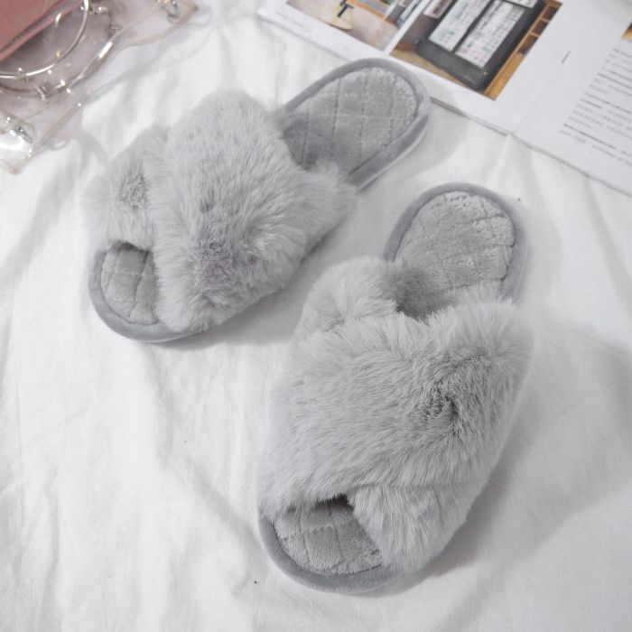 Cream fluffy slippers