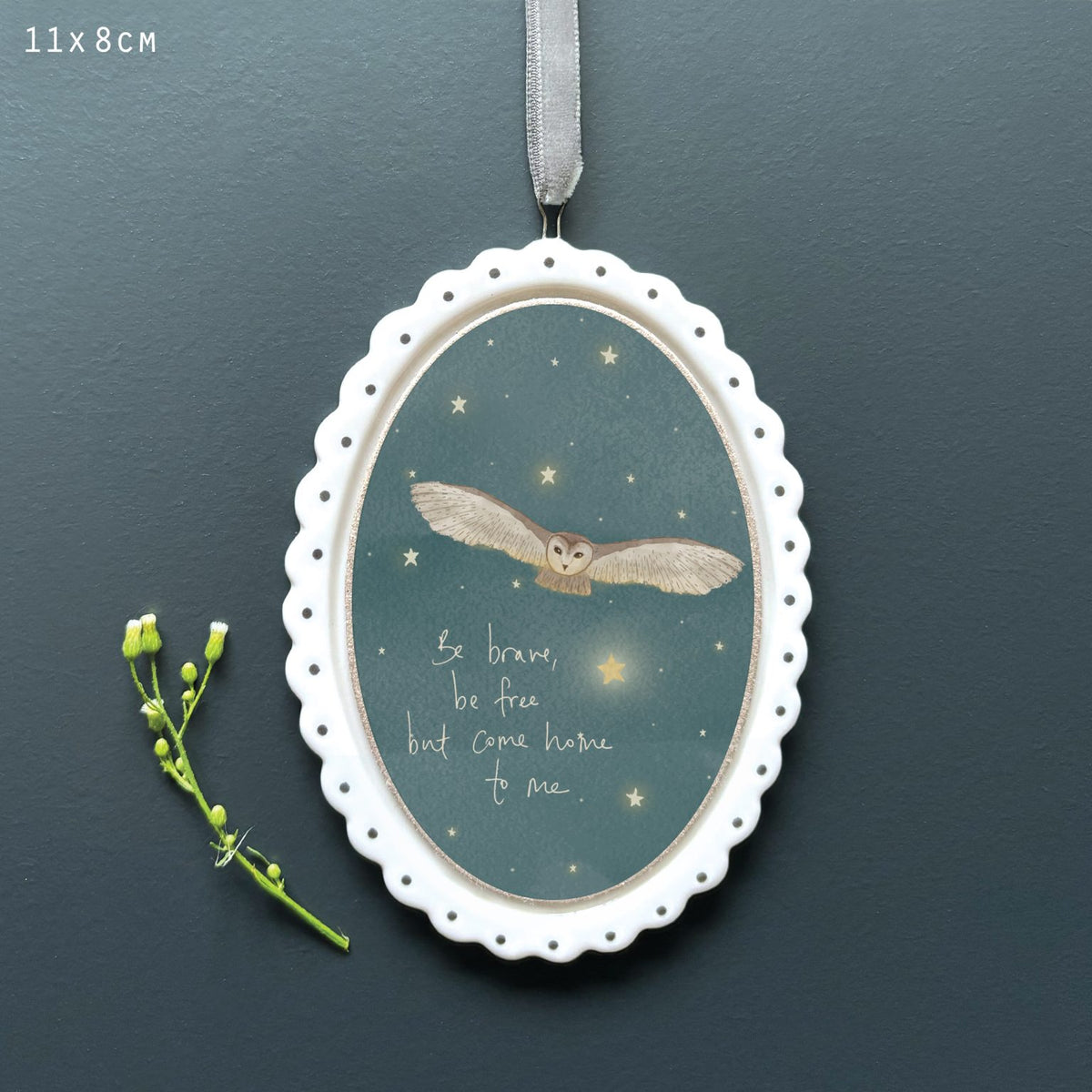 Scallop oval frame-Be brave, be free