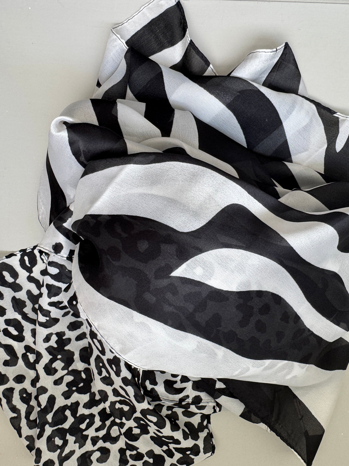 Silk scarf black and white