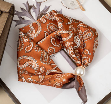 Elegant paisley-patterned polyester scarf with a magnetic pearl