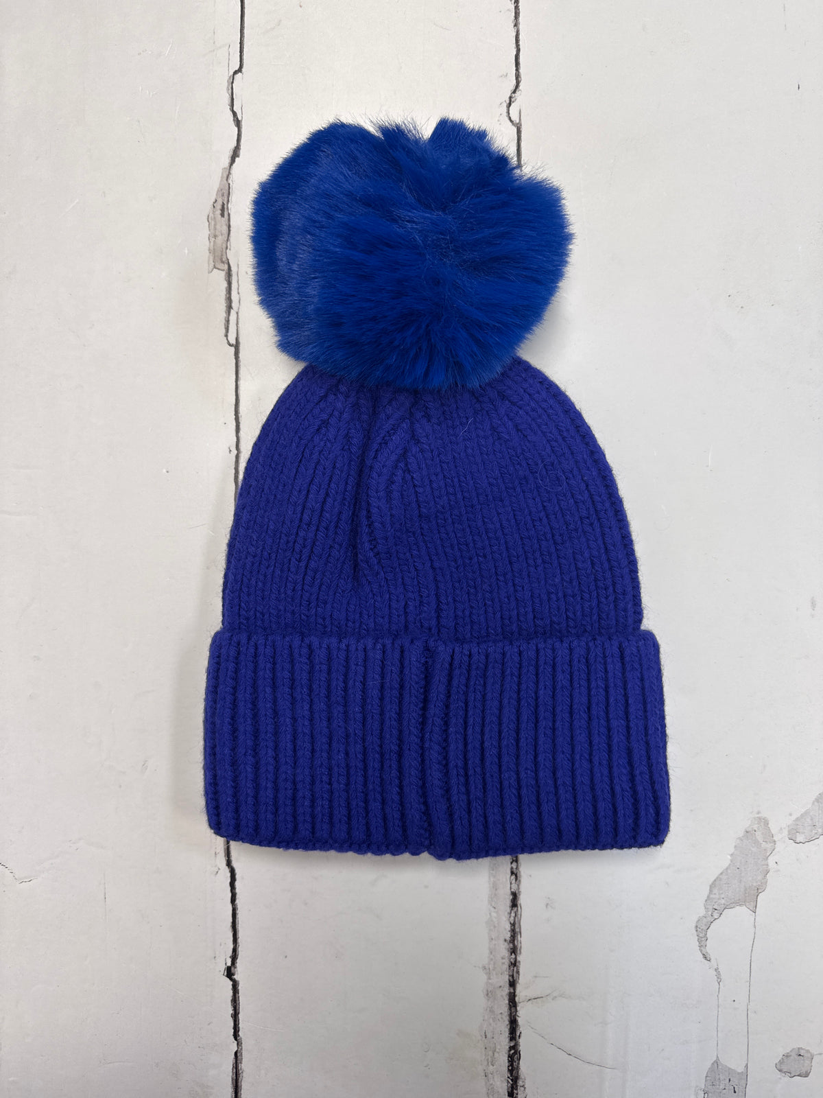 Ribbed hat with pom pom