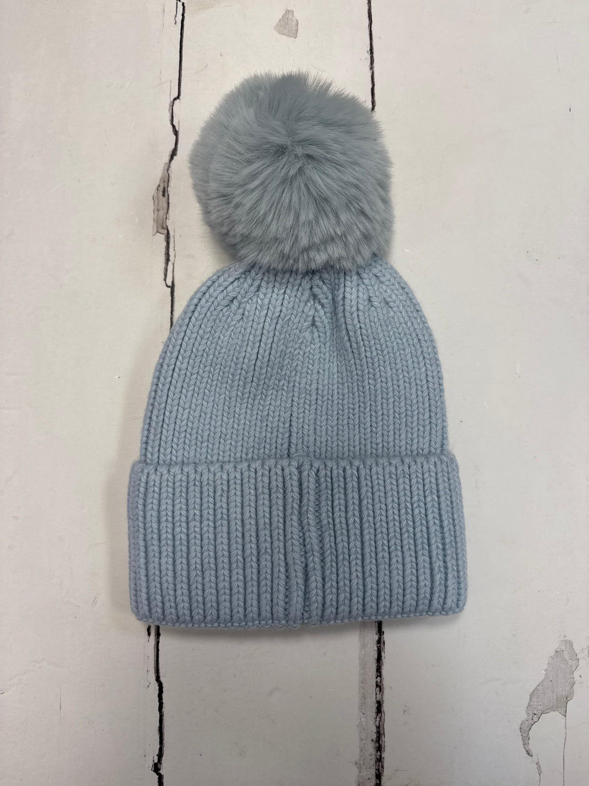 Ribbed hat with pom pom