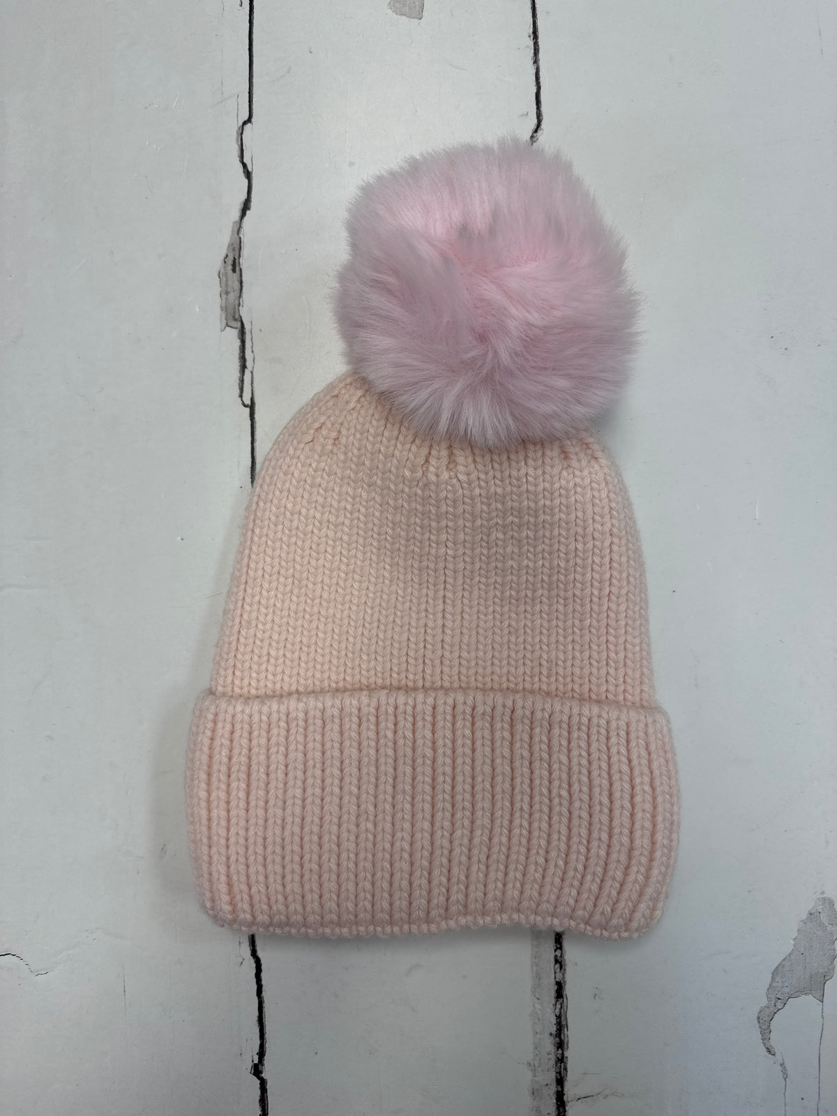 Ribbed hat with pom pom
