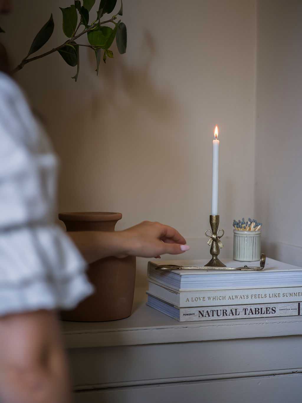 Antique brass finish bow candle holder with 6 candles