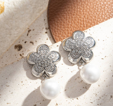 Chic women's gold flower earrings with rhinestones and a white pearl
