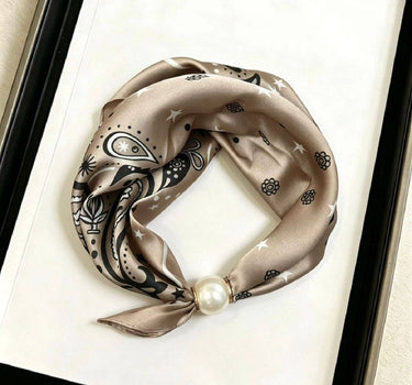 Satin scarf with magnetic pearl clasp: Vert