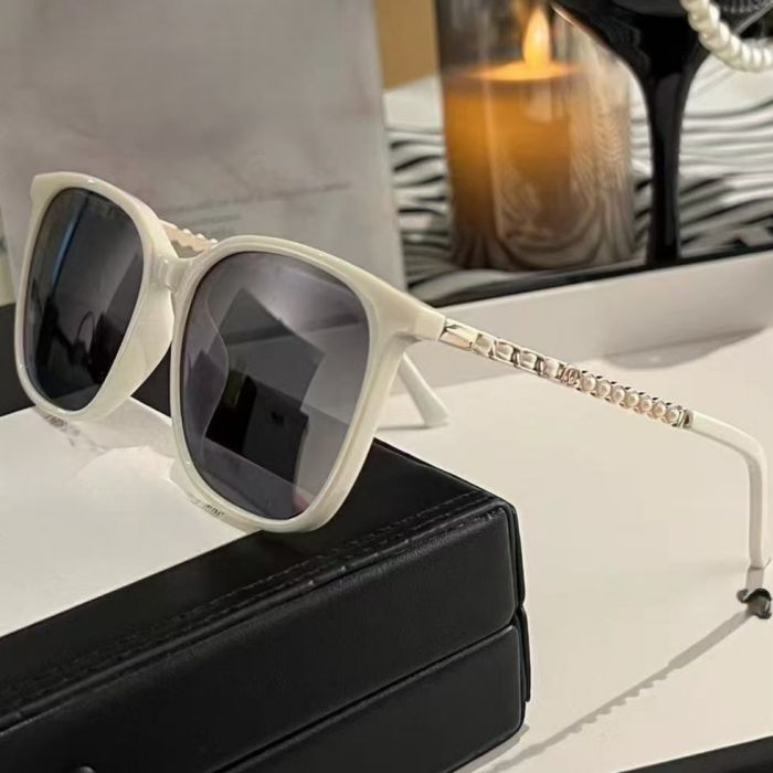 Pearlies Chain Details Sunglasses in Cream