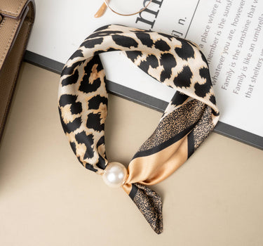Magnetic leopard scarf, beige and black, elegant pearl, trendy