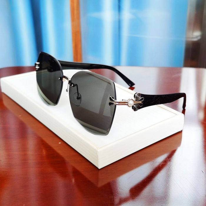Darling Diva Sunglasses with Pearl in Black